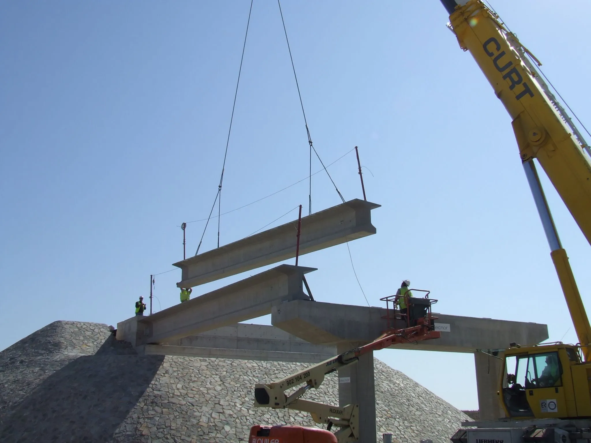 Izado y montaje de viga WT de 80 toneladas en viaducto
