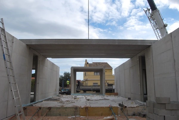 Montaje de losas alveolares de 35 toneladas en nave logística