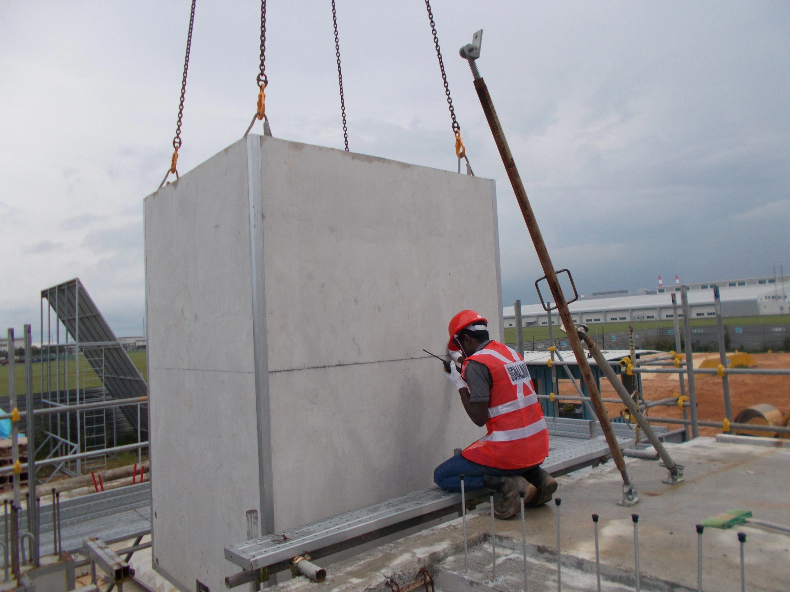 Montaje industrial de paneles de fachada de 22 toneladas